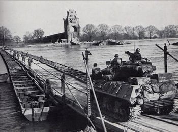 US_Army_crossing_the_Rhine_on_heavy_ponton_bridge_at_Worms,_March,_1945